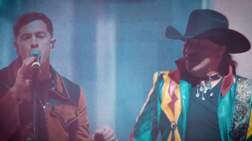 Guaynaa y Bronco cantando en concierto.