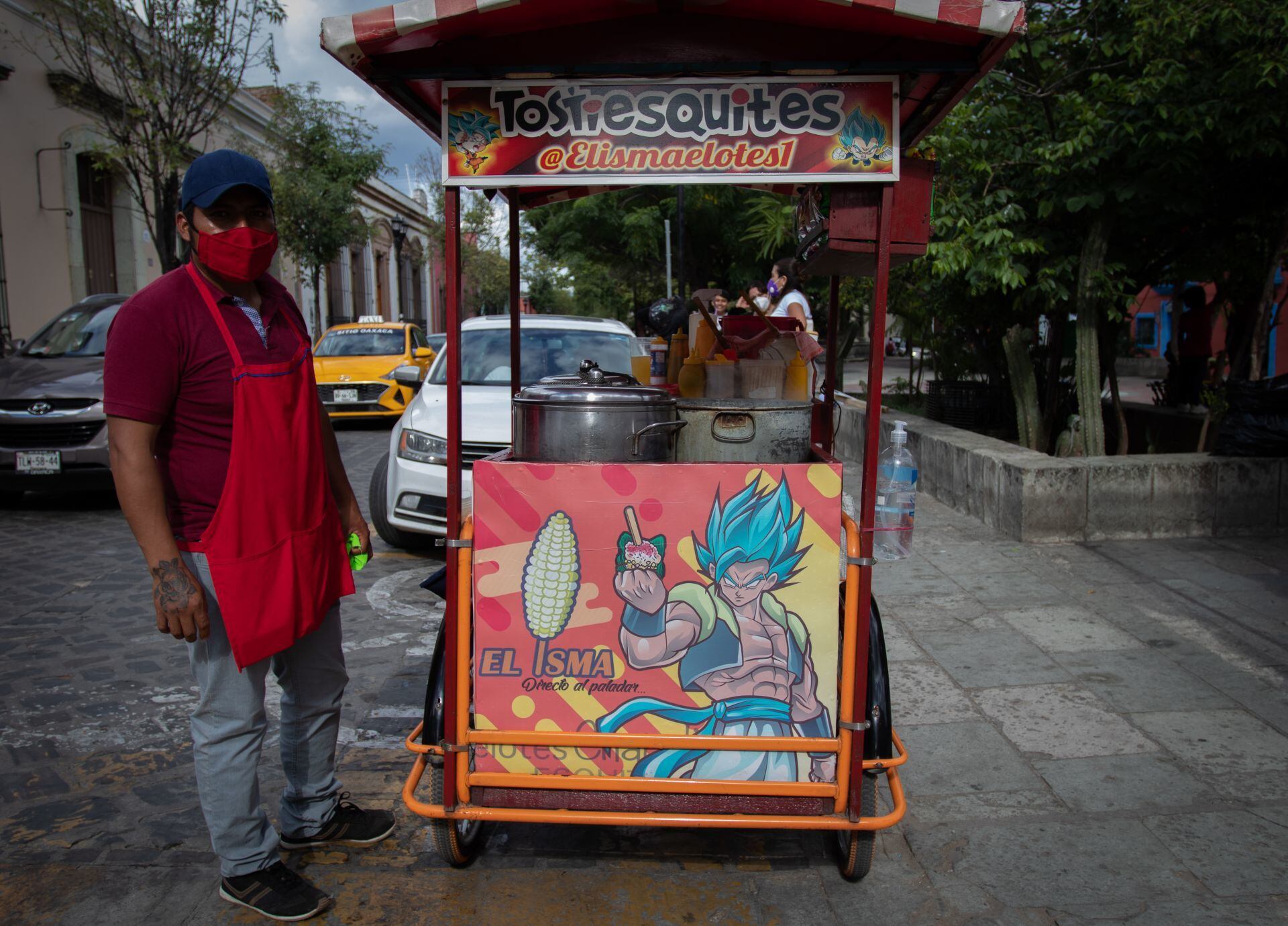 Pequeño puesto de elotes frente al templo de Santo Domingo