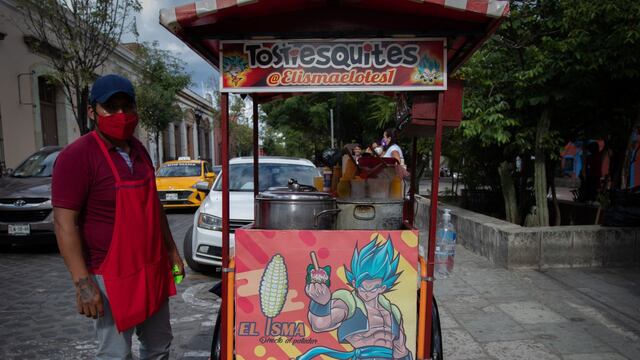 Pequeño puesto de elotes frente al templo de Santo Domingo