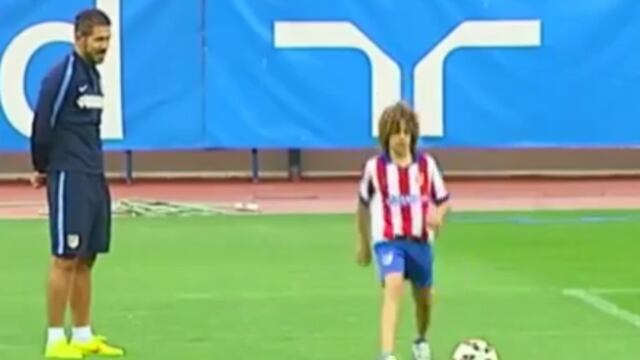 En un entrenamiento del equipo rojiblanco, el hijo del DT "Cholo" Simeone, imito el lanzamiento de falta de Cristiano Ronaldo.