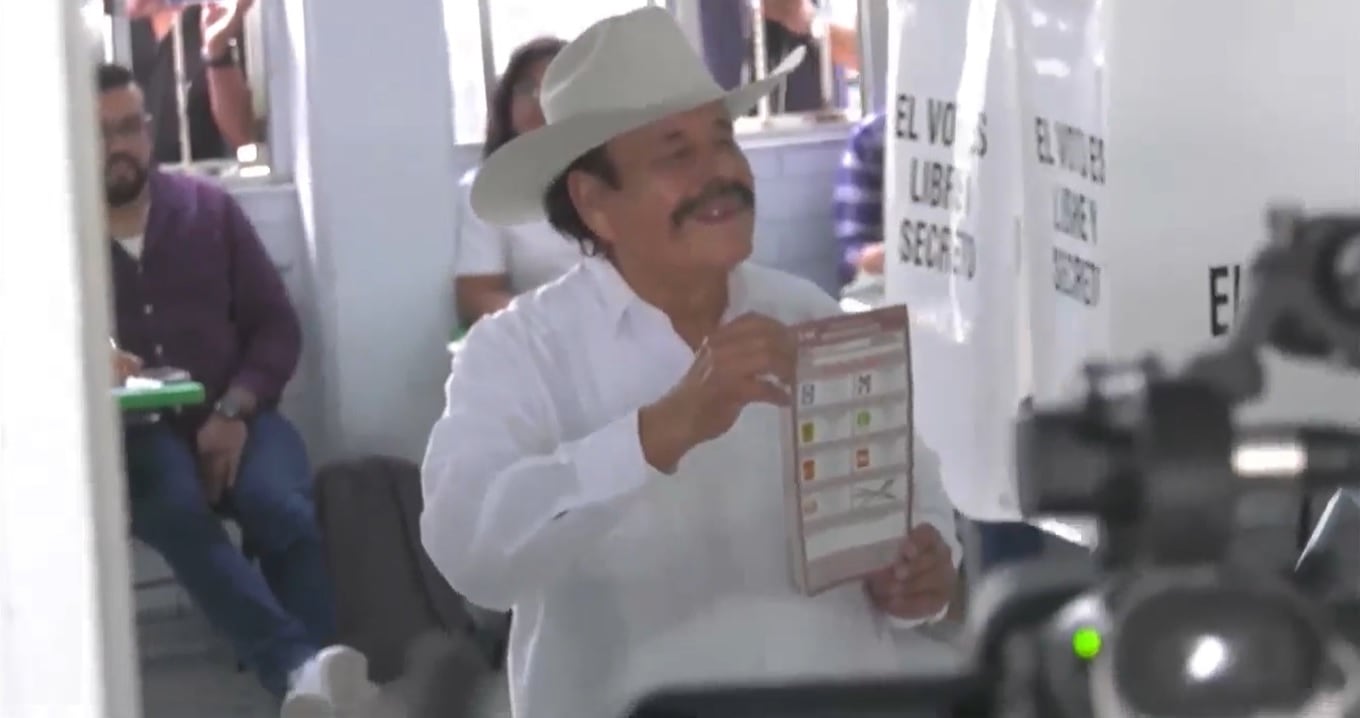 Armando Guadiana acude a votar en Saltillo, Coahuila
