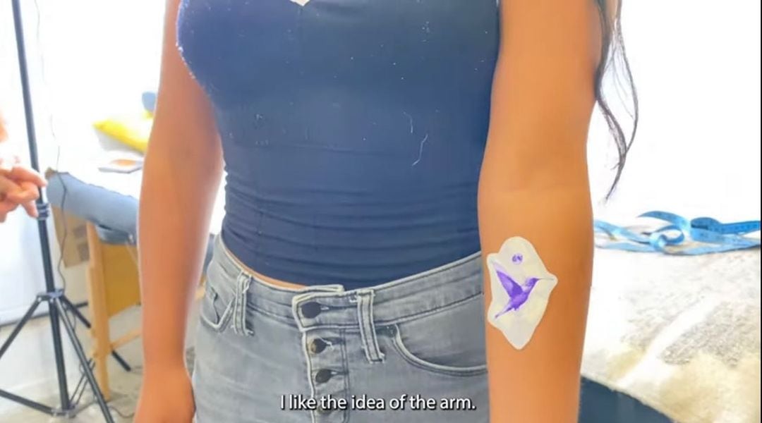 Yalitza Aparicio se realiza su primer tatuaje