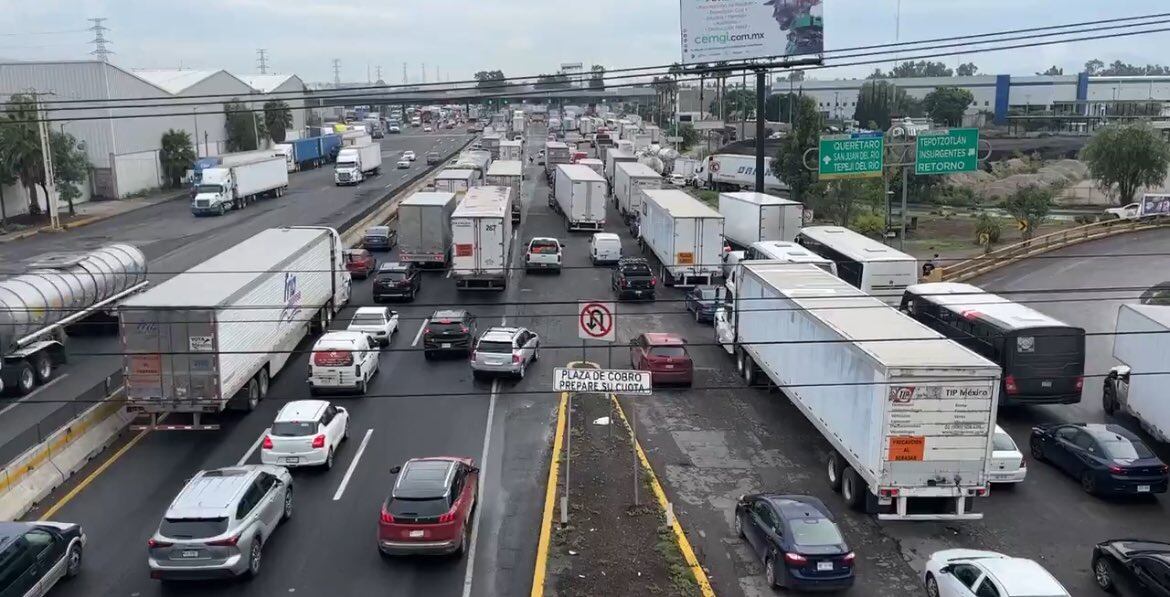 Caos vial en la autopista México-Querétaro, a la altura de Jorobas
