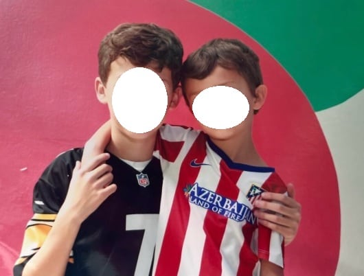 Hijos del periodista José Luis Arévalo.