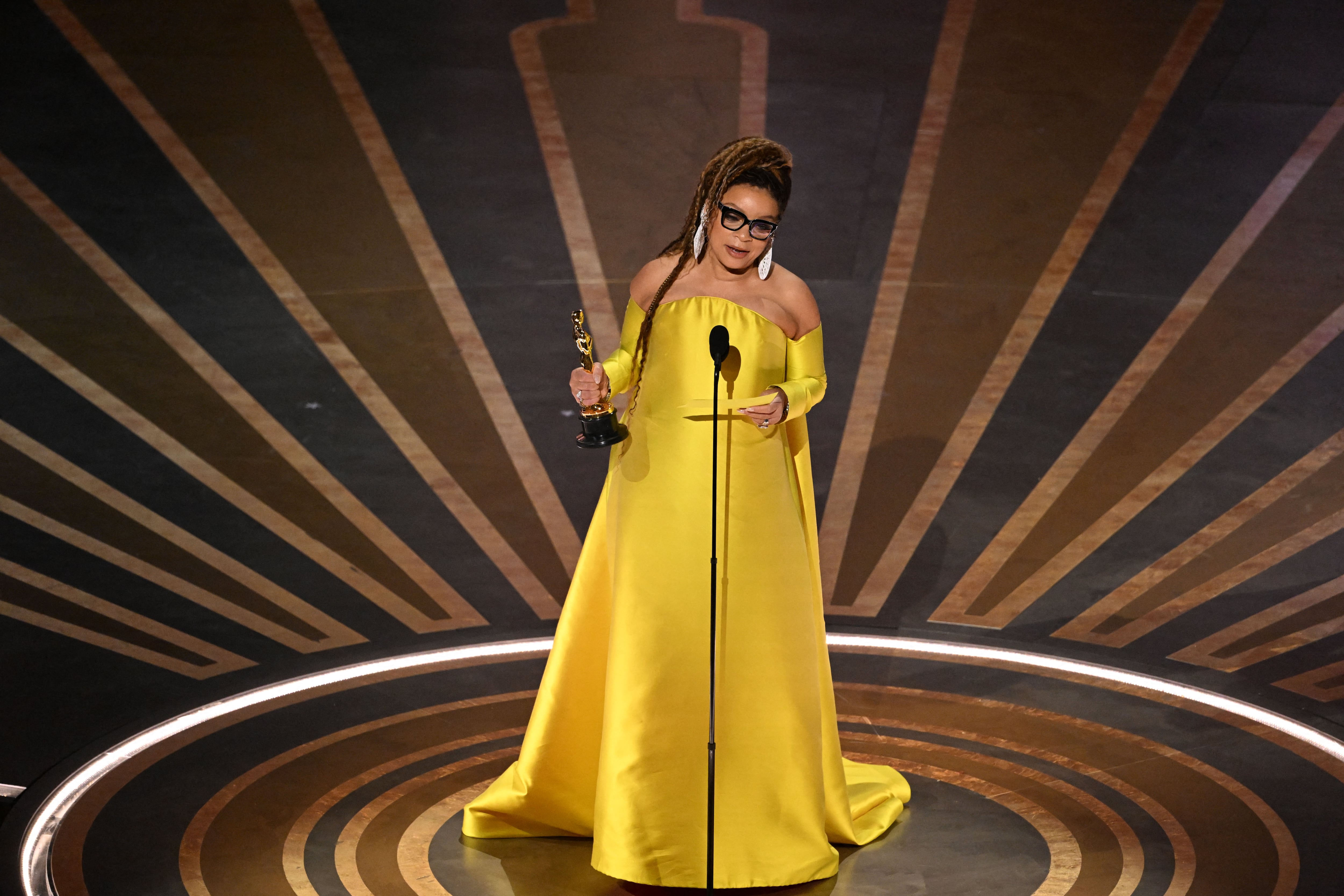 Ruth Carter recibe el Premio Oscar a Mejor Vestuario por Black Panther: Wakanda Forever