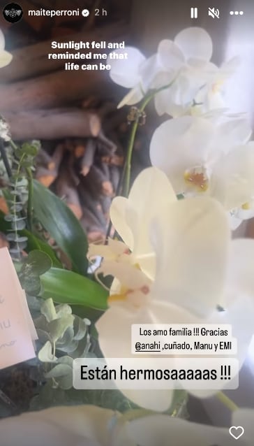Anahí envía flores a Maite Perroni