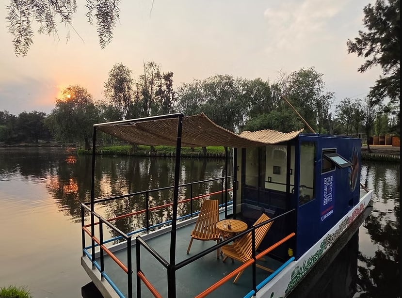 Trajinera con hospedaje en Xochimilco se anunciaba en Airbnb sin permisos