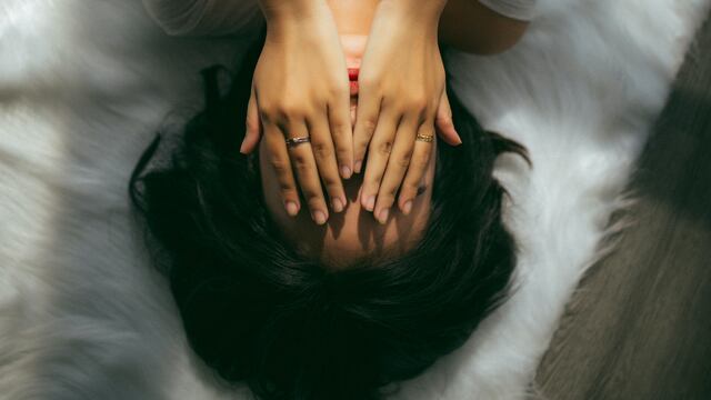 Mujer con dolor de cabeza