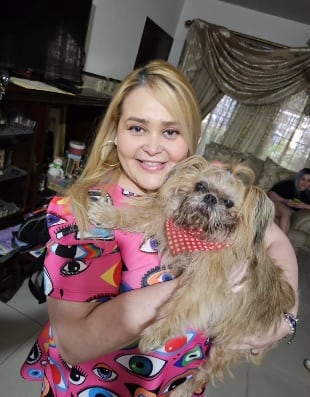 Sheyla Tadeo con su perra Amapola.