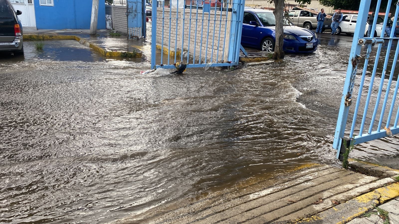 Fuga de agua en Iztapalapa/Twitter