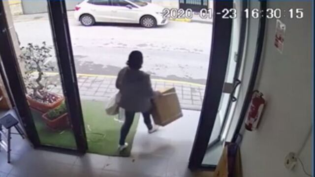 El momento en que la mujer roba los vibradores