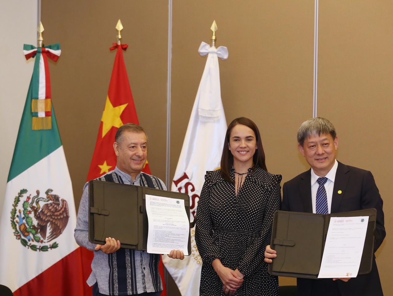 ISSSTE firma convenio con Hospital de Medicina Tradicional de China