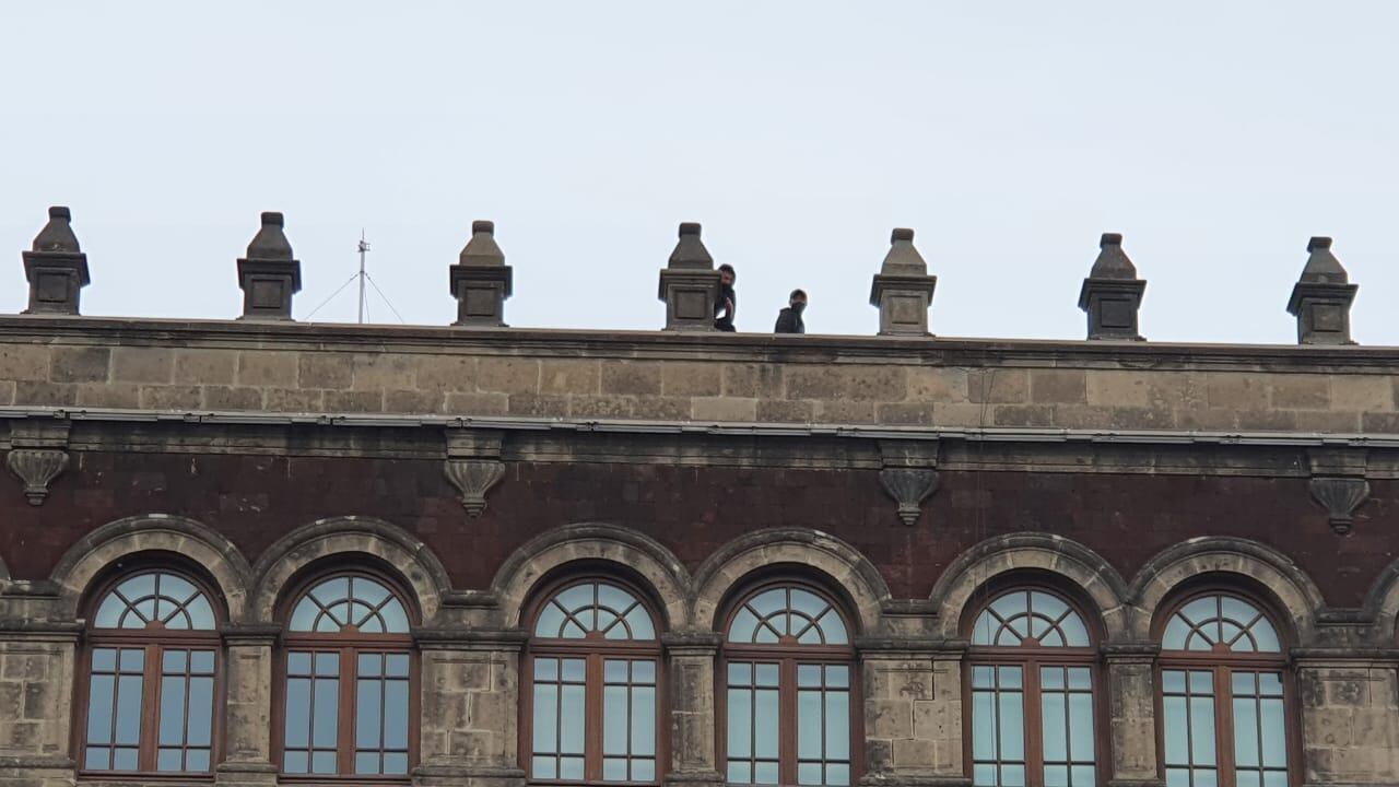 Hombres en Palacio Nacional