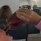 VIDEO: Se empina botella mientras el resto reza por falla en motor de avión