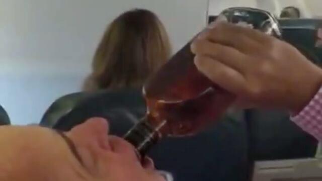 Se empina botella mientras el resto reza por falla en avión.