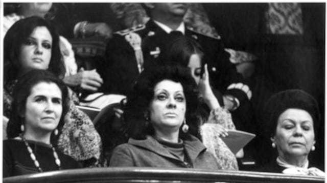 Carmen Romano sentada en palco junto a mujeres