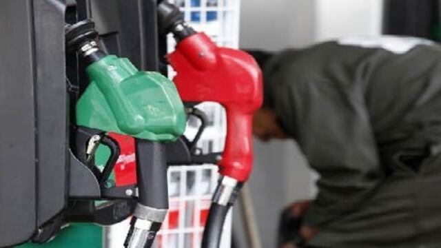 Robo en gasolinerías. Por estrategia, los verificadores son cambiados de áreas. Foto/Archivo