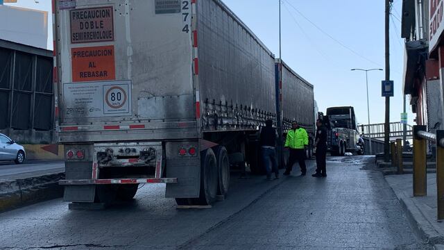 Tráiler se queda varado en Circuito Interior