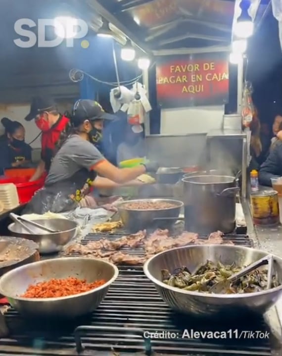 Turista alemán llora al probar tacos por primera vez en México