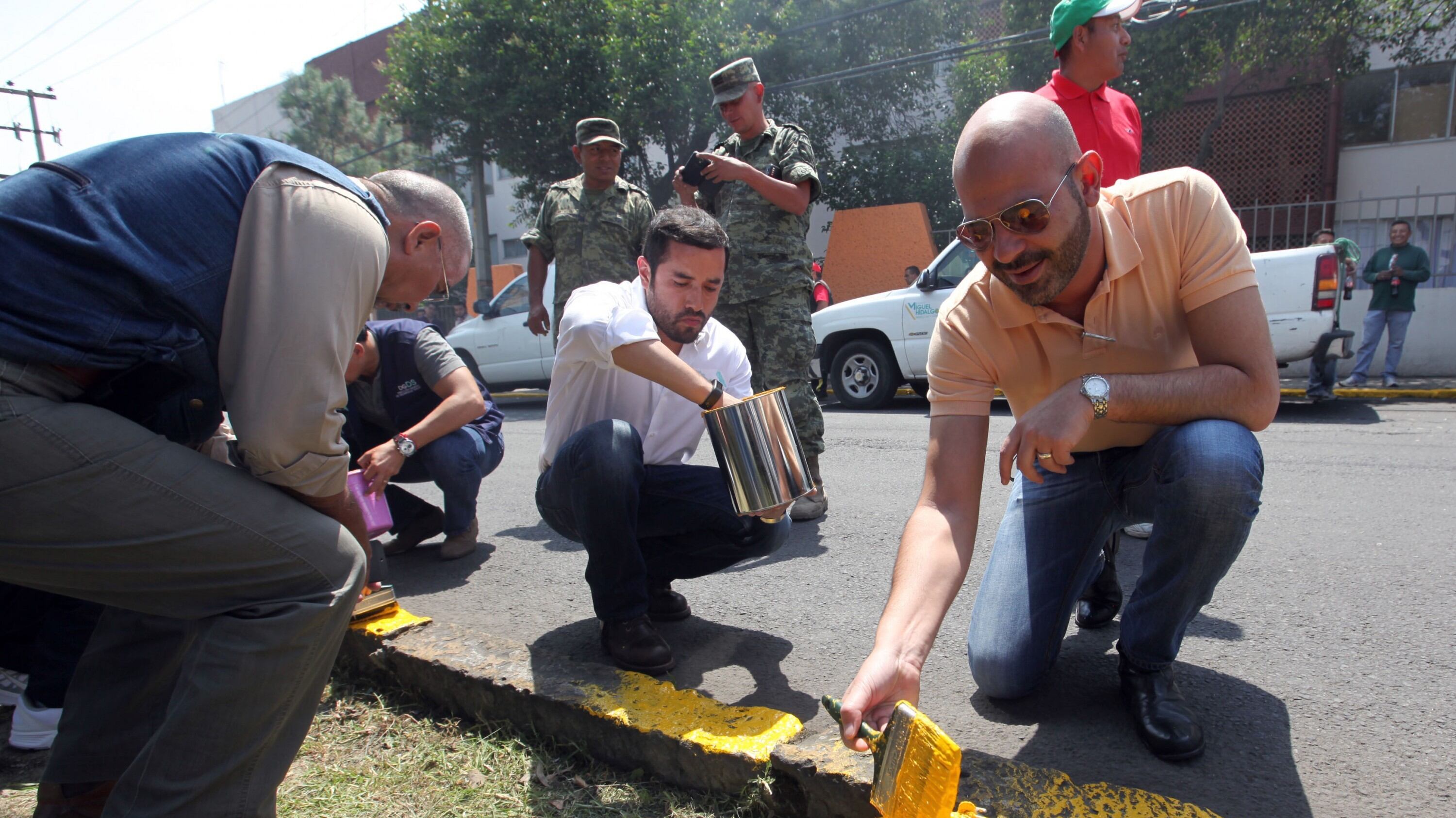 Ejército es testigo del "Enchúlame la colonia" de Victor Romo