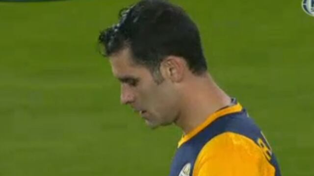 Alessandro Matri aprovechó un exceso de confianza del defensa mexicano para ampliar el marcador del Genoa ante Hellas Verona