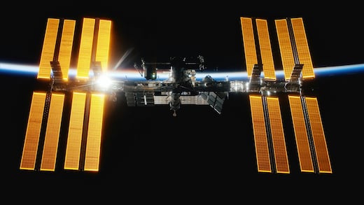 Fuga de aire obliga a NASA a preparar posible evacuación de la EEI