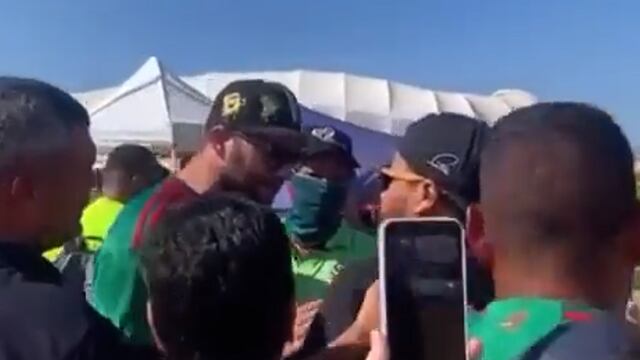 André-Pierre Gignac discute con un fan