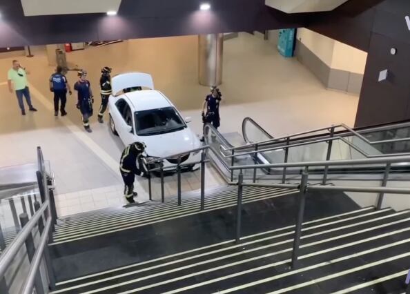 Ridículo ladrón intentó huir con un carro robado en España; terminó atorado en unas escaleras