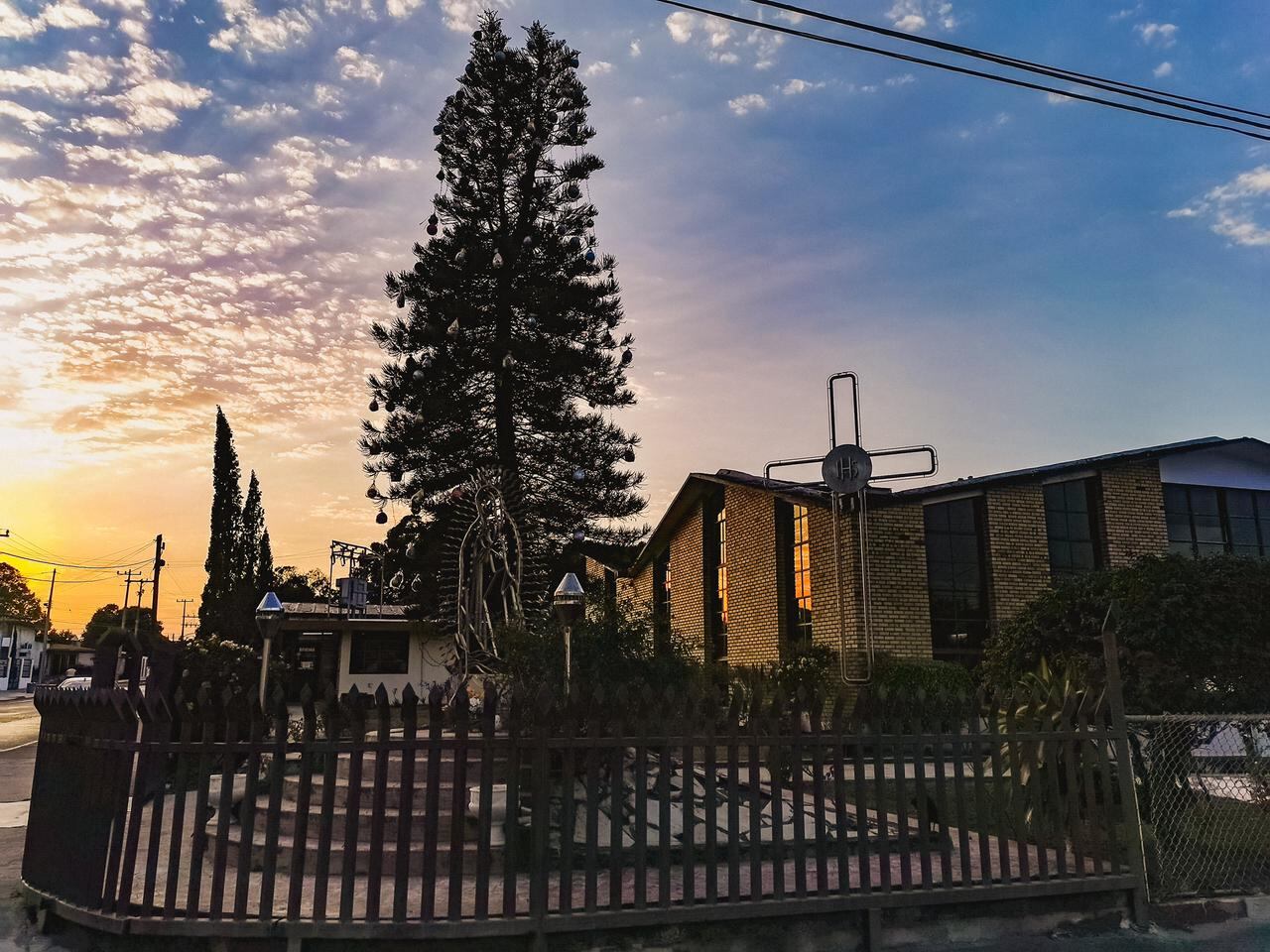 Así se veía por fuera la Parroquia Santa Cruz de Ciudad Madero, Tamaulipas, antes de desplomarse