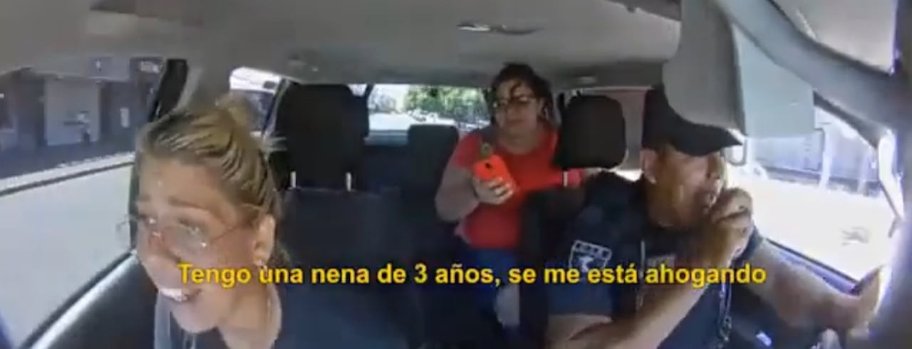 Dos policías salvan a una niña de morir asfixiada