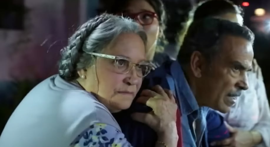 Damián Alcázar y Adriana Barraza en Blue Beetle.