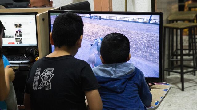 Niños jugando videojuegos