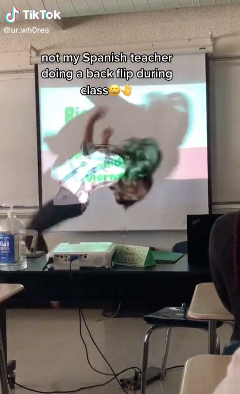 Maestra hace acrobacia en clase