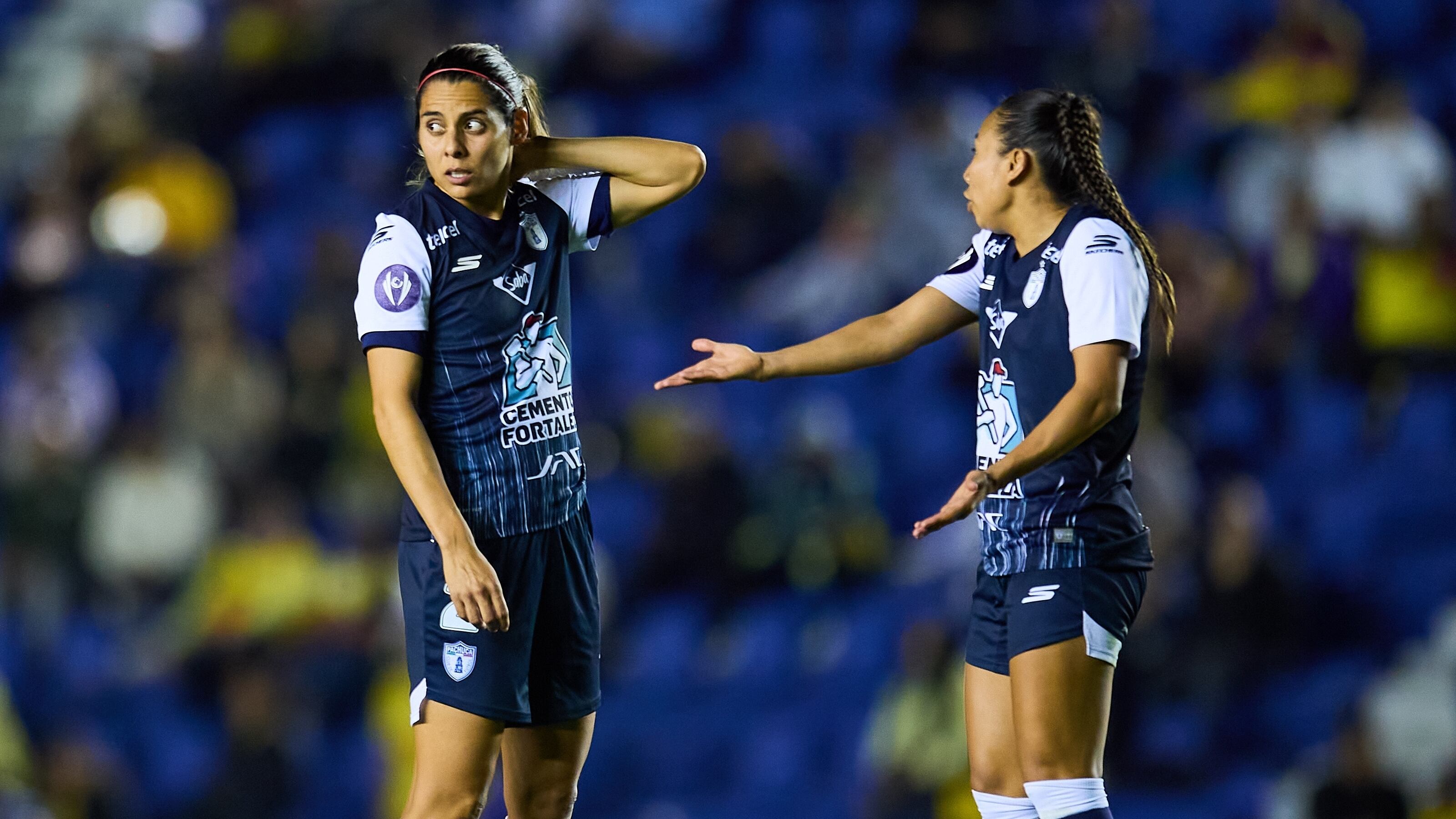 ¿Habrá castigo? Captan a Kenti Robles pintándole dedo a la afición del América