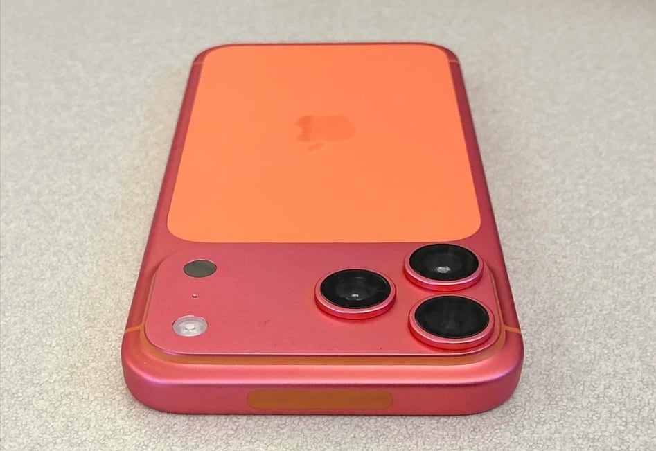 iPhone 17 PRO Max naranja cambia a rosa, usuarios reportan en redes sociales