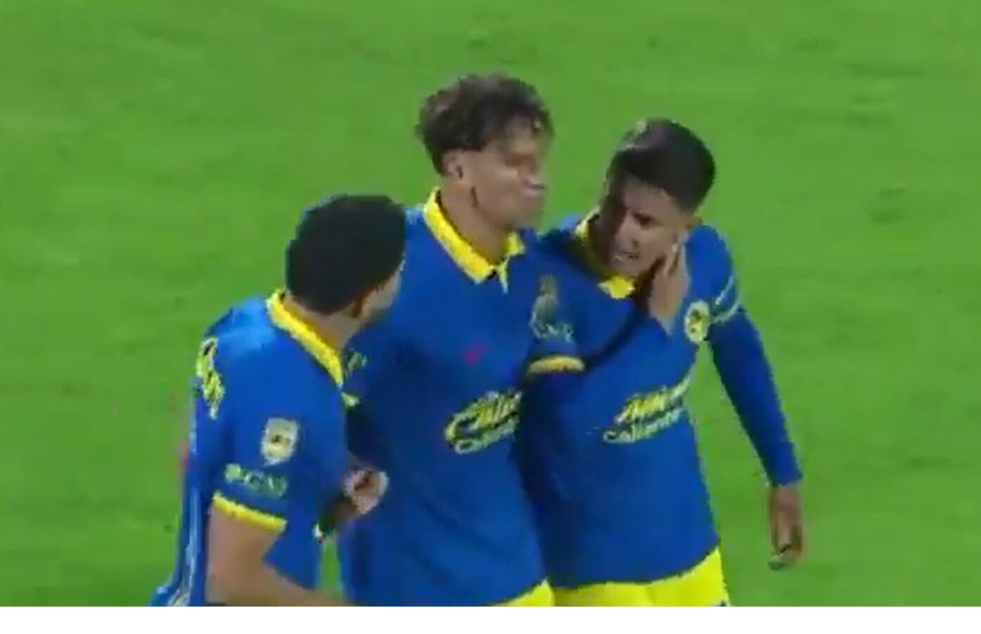 Henry Martín y Brian Rodríguez se pelean en el Pumas vs América