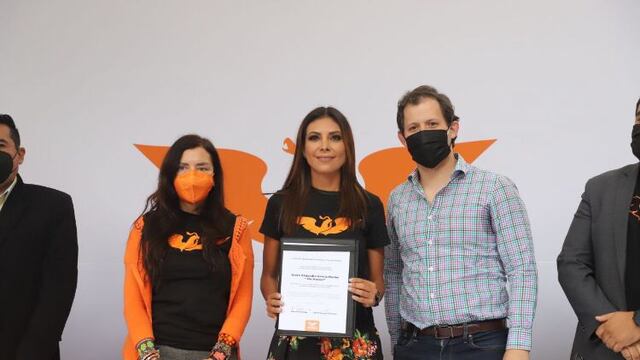 Alejandra Morlan, al centro