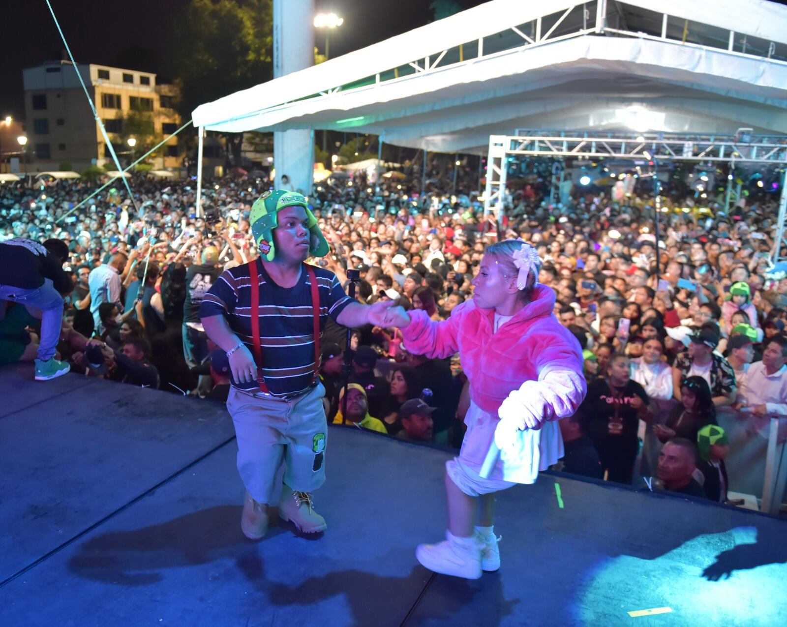 Sonido Pirata y Medio Metro triunfan en Ecatepec; así los reciben como rockstars