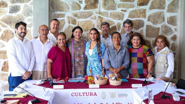 Alejandra Frausto y Evelyn Salgado al centro