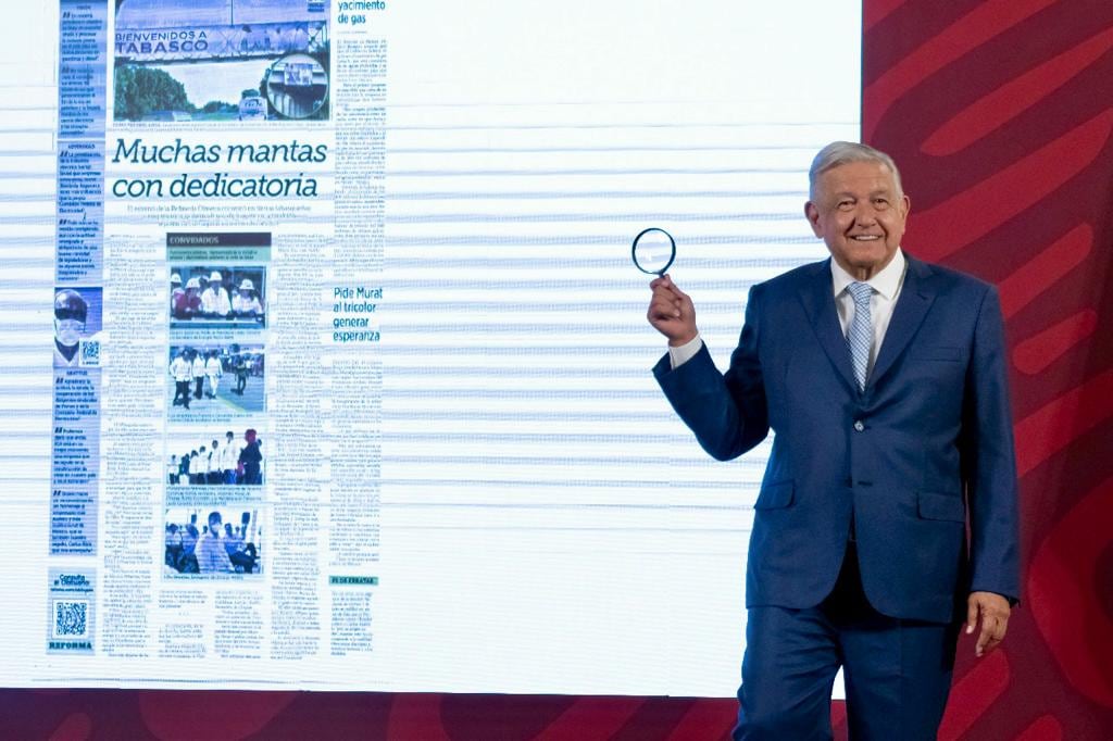 AMLO usa una lupa en la conferencia mañanera del 6 de julio de 2022