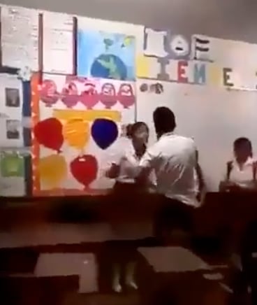 golpea a su novia en salón de clases