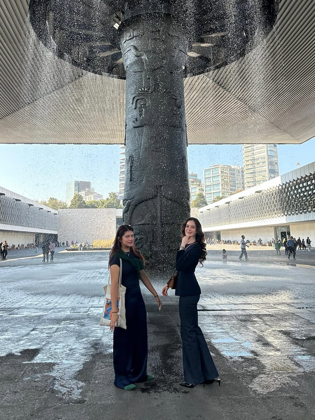 Fátima Bosch visita el Museo de Antropología en CDMX.