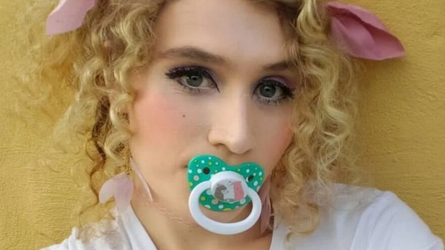 Lucy, la mujer que vive como un bebé