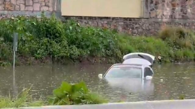 Joven rescata a su papá de auto inundado en León, Guanajuato