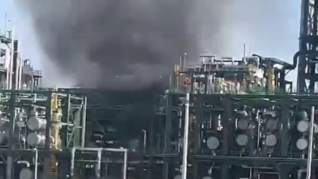 Reportan incendio en refinería Dos Bocas.