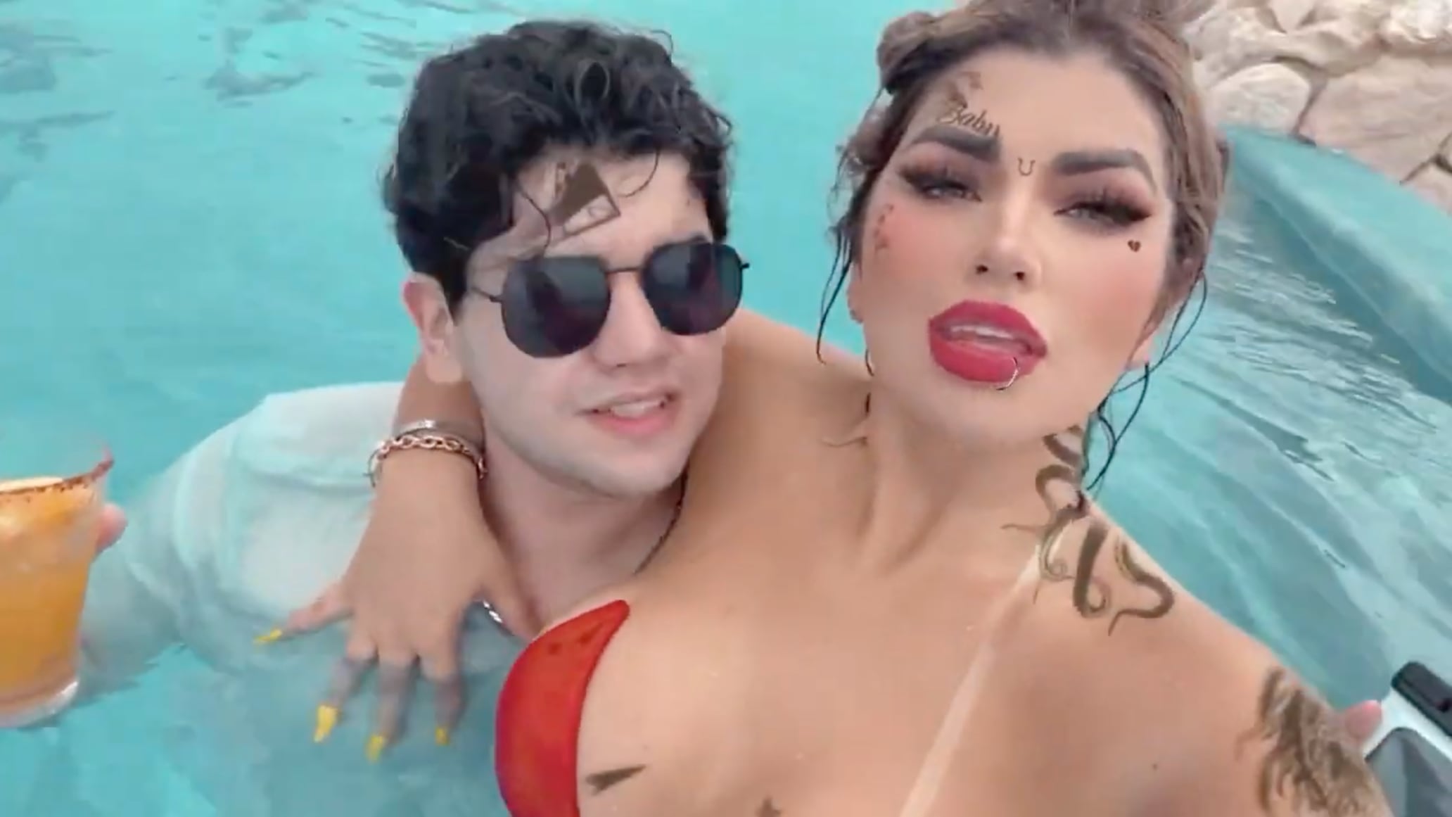 Novia de Vicente Fernández Jr. vacaciona con su hijo; le pide no decir su edad (VIDEO)