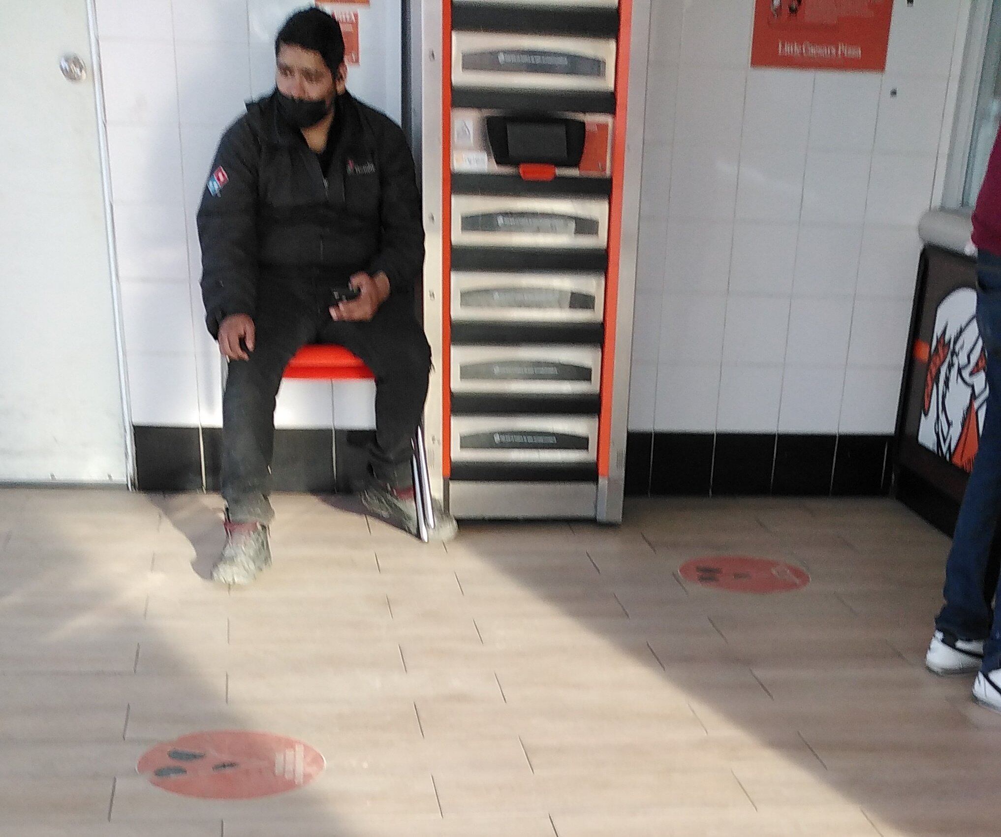 Repartidor de Domino’s Pizza visita sucursal de Little Caesars