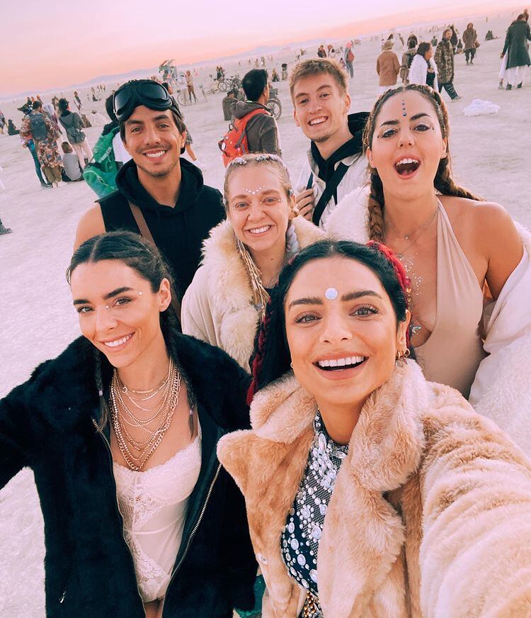 Aislinn Derbez y Vadhir Derbez se fueron al Burning Man.
