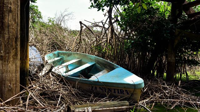 Tiran basura de huracán otis en Laguna Negra de Puerto Marqués