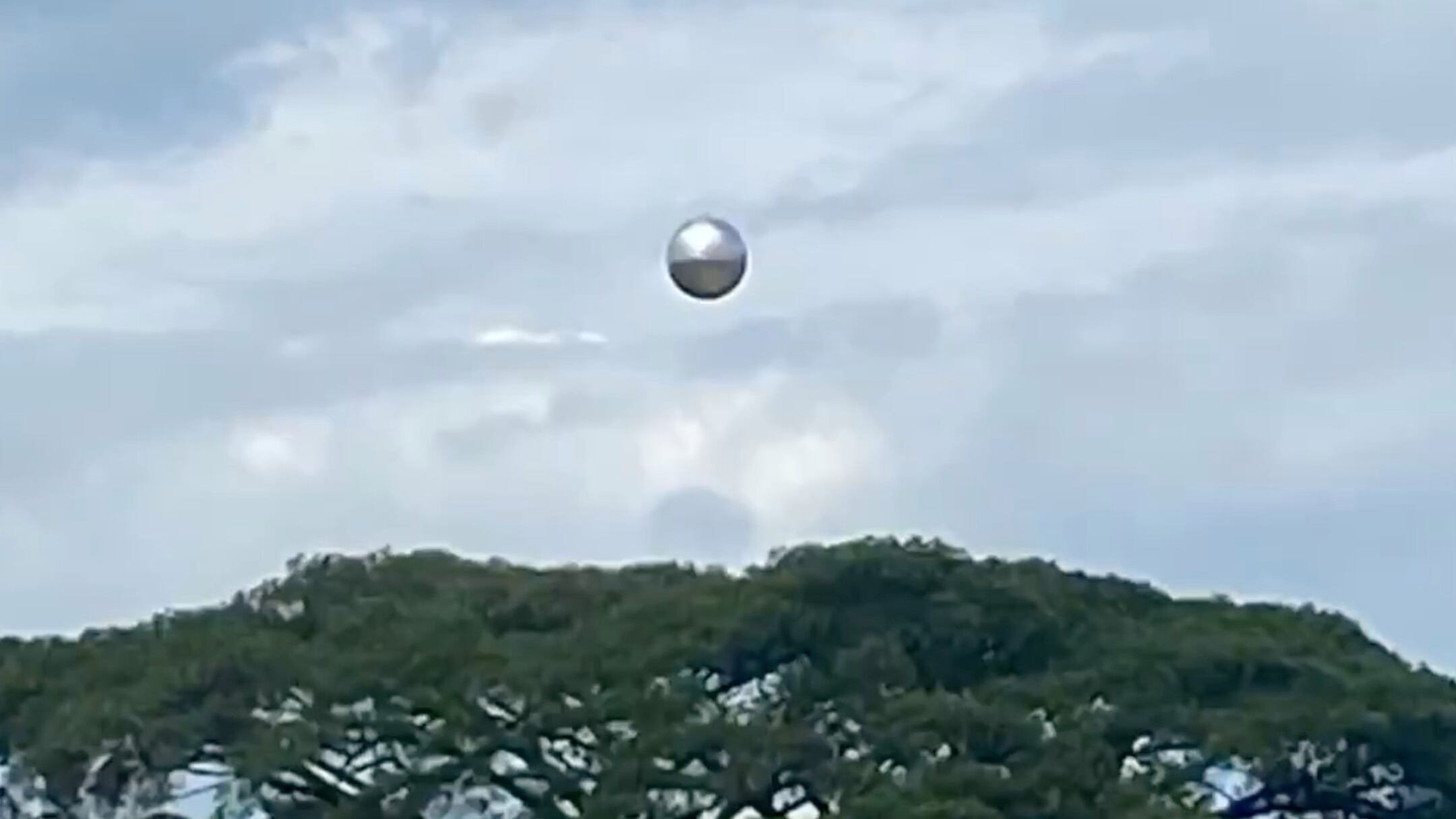 ¿Ovnis? Jaime Maussan comparte video de extrañas esferas metálicas volando en Colombia